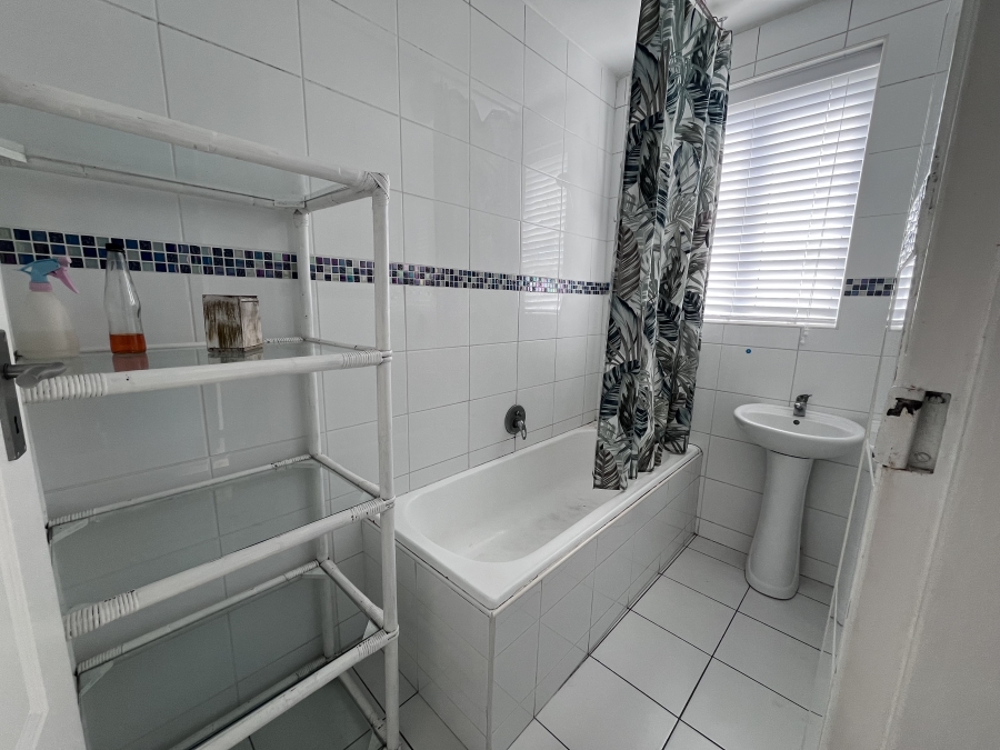 2 Bedroom Property for Sale in Claremont Village Western Cape